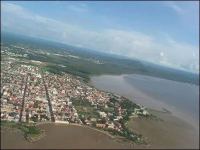 Pour terminer, envolons-nous pour l'aéroport Felix Eboué. Dans quelle ville arrivons-nous?