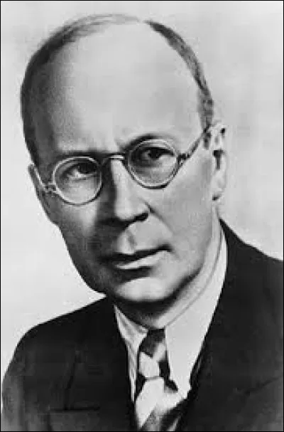 Ce compositeur n&eacute; en 1891 &agrave; Krasne (en Ukraine) a compos&eacute; par exemple "Dance of the Knights" ( issue de l'op&eacute;ra Rom&eacute;o et Juliette ) et "Pierre et le Loup". Son nom est :