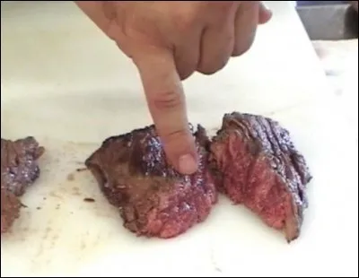 Un steak à cuisson "bleue" est moins cuit qu'un steak à cuisson "saignante".