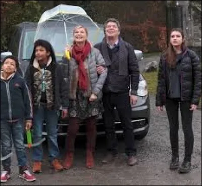 Quel est le nom de la famille qui vient habiter dans le château ?