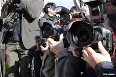 Bousculade entre journalistes : un photographe voulait fandre la presse mais il a pris un coup superflu.