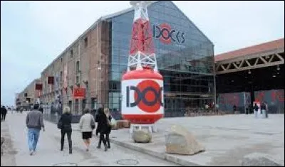 Décidément, il se passe des choses bizarres au Havre ! Un vicaire au large dos a taquiné un frère hier en s'insinuant dans le dock.
