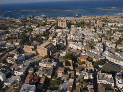 Dans quelle île se trouve la ville de Famagouste ?