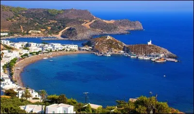 Quelle est l'île grecque qui se trouve au sud du Péloponnèse, à 20 km seulement du cap Maléas ?