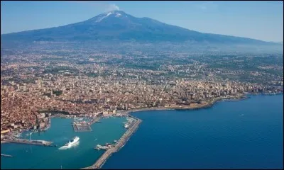 C'est aussi la plus peuplée : combien compte-t-elle d'habitants ?