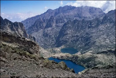 Dans quelle île se trouve le Monte Rotondo - 2622 m ?