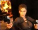 Sur qui Lara pointe-t-elle son arme?