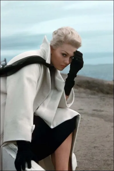 En qui est déguisée ici Kim Novak, au lourd secret ?
