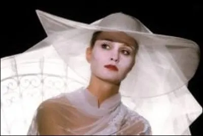 L'actrice Jessica Lange est ainsi vêtue dans le chef d'oeuvre de Bob Fosse "Que le spectacle commence" (All that jazz en VO). En quoi est-elle déguisée ?