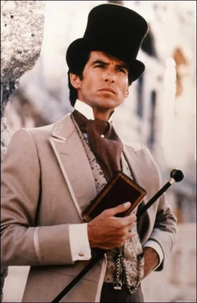 L'acteur Pierce Brosnan porte ici le costume de quel personnage ?