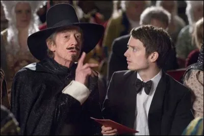 L'acteur John Hurt (près de l'acteur Elijah Wood) est déguisé en un célèbre personnage historique, pour une scène du film Crimes à Oxford (The Oxford murders). Lequel ?