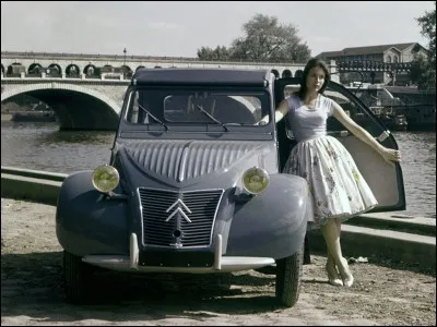 En quelle année la 2CV Citroën est-elle présentée au Salon de l'Auto ?
