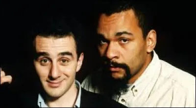 Avec quel humoriste Élie Semoun forme-t-il un duo comique durant les années 90 ?