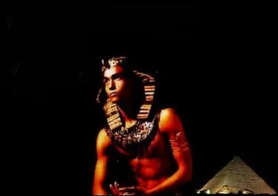 La pyramide de ce pharaon est le tombeau le plus monumental jamais construit. Qui est-il ?