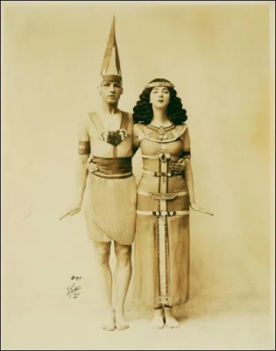 Sous les auspices de quelle déesse, les couples royaux sont-ils établis ?