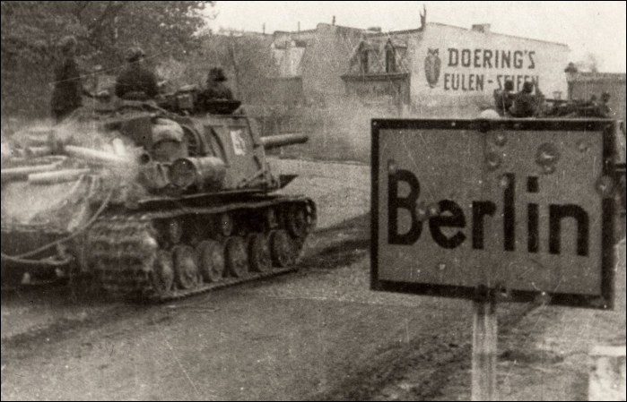 Venons-en à quelques questions sur les armées du XXe siècle. En avril 1945, les Soviétiques encerclent Berlin : combien de soldats sont engagés dans leurs trois armées ?