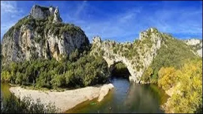 Qu'a-t-on trouvé sur les bords de la rivière Iman-Burluk, au Kazakhstan ?