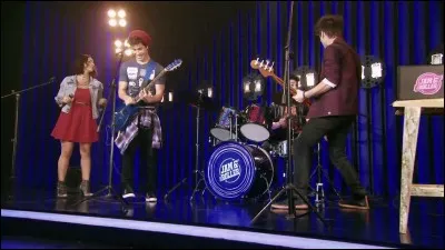 Quelle chanson ont chantée le groupe de Simon et la cousine de Matteo ?
(2e open, épisodes 17,18)