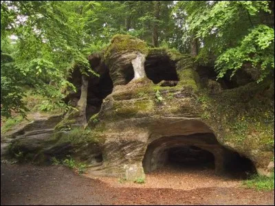 Quel est ce petit massif,îlot de granit est de grès crevant les couches sédimentaires au nord du département du Jura faisant le relais entre le Morvan et le Jura?
