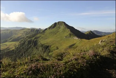 Pyramide blanche en hiver,le Puy Mary,site incontournable du département du Cantal culmine à 1783 mètres,il est situé :