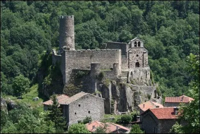 Dans quel département est situé le château de Chalençon,fief de la famille de Polignac dont on ne peut admirer de nos jours qu'un donjon et la façade de la chapelle?