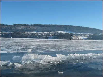 Et pour voir le lac de Saint-Point, gelé, dans :