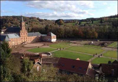 Pour voir l'abbaye de style classique de Moyenmoutier, il faut aller dans :