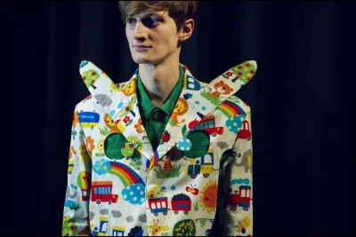 Voici une création 2016, collection printemps-été, du couturier Walter Van Beirendonck. Quelle assertion est la plus exacte ?