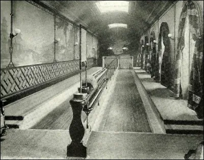 Il s'agit de pistes de bowling installées par le futur Roi Edward VII dans sa demeure achetée par la Reine Victoria, pour son plaisir. Où est-on ?