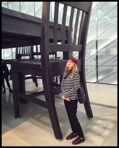 C'est une photo (dont j'ai perdu la source) prise au Musée d'Art moderne de Los Angeles (ou de San Francisco, pb de source). En quoi la visiteuse est-elle déguisée ?