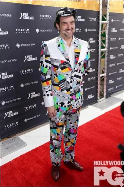 Le canadien québécois Mc Gilles parade ici dans un formidable costume, et se retrouve déguisé en... ?