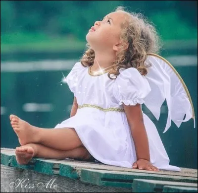 Encore une toute petite fille, joliment déguisée en... ?