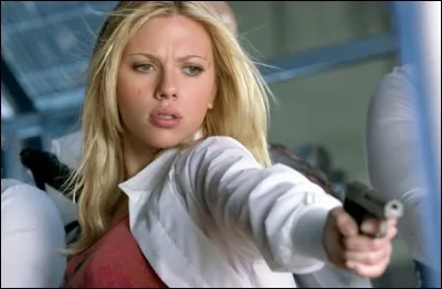 L'actrice Scarlett Johansson est déguisée de façon particulière dans le film The island, assez ancien pour que la vérité soit révélée. En qui ou quoi est-elle déguisée ?