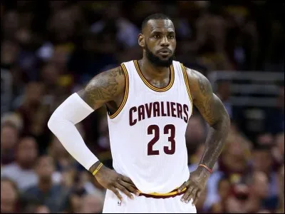 Combien de points LeBron James marque-t-il en moyenne dans une partie en 2017 ?