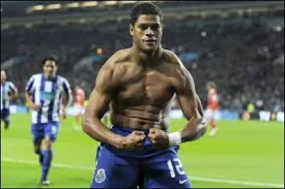 Quel président de la République a été filmé pour la TV, torse nu dans des vestiaires de football ?