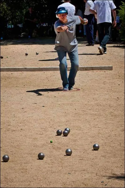 À la pétanque, officiellement, à quelle distance la cochonnet doit-il être lancé pour être jouable ?