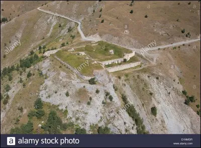 TENDE (COL DE) - Près de quelle frontière ce situe ce col haut de 1 871 mètres ?