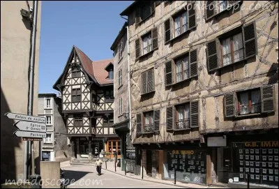 THIERS - De quelle spécialité cette ville du Puy-de-Dôme est-elle la "capitale française" ?