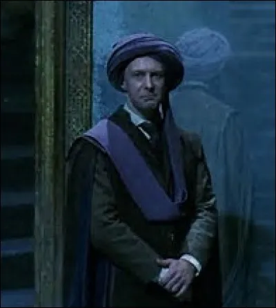 J'apparais dans le premier film de la saga. Lord Voldemort emprunte mon corps. Je suis ...