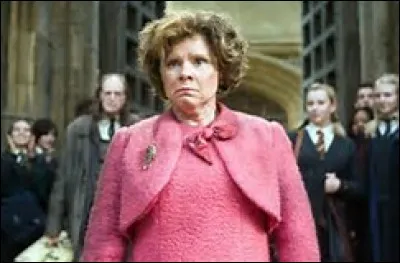 Vous m'avez découverte dans le 5e tome de la saga. Je suis haïe par les élèves et autant par les professeurs. Qui suis-je ?