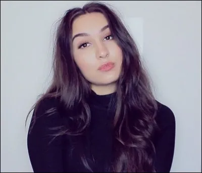 Quand elle rentre &agrave; la maison la premi&egrave;re chose qu'elle fait, est