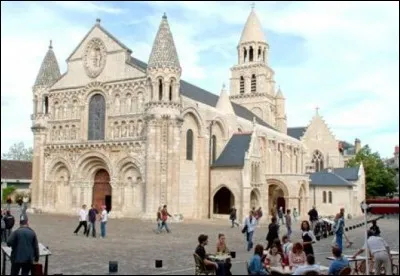 Quel département ne touche pas celui de la Vienne?