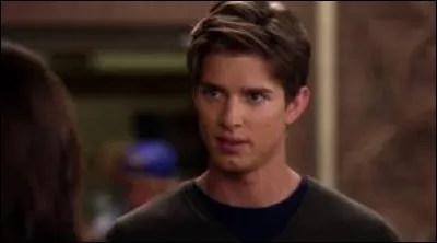 Qui joue le rôle de Jason DiLaurentis ?