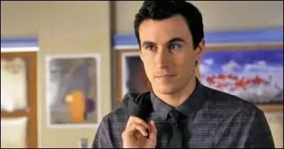 Qui joue le rôle d'Elliot Rollins / Archer Dunhill ?