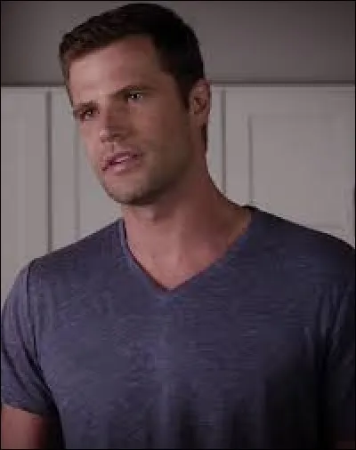 Qui joue le rôle de Jordan Hobart ?