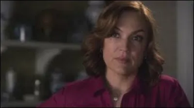 Qui joue le rôle de Veronica Hastings ?