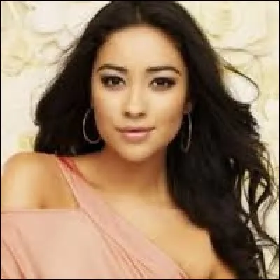 Qui joue le rôle d'Emily Fields ?