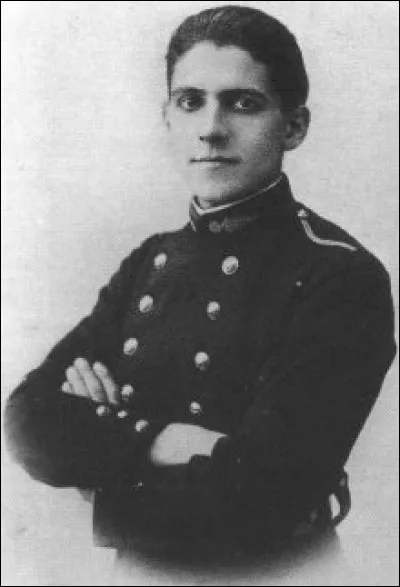 Officier de marine, il rejoint Londres, et organise un réseau de renseignement. Envoyé en France, il est trahi, arrêté par les Allemands et fusillé en août 1941. De qui s'agit-il ?