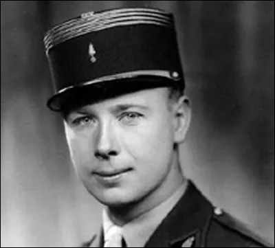 Officier, il participe à la campagne de Norvège de mai 1940, il rejoint de Gaulle le 1er juillet. Il sera, pendant trois ans, l'organisateur et le chef des services secrets de la France libre. De son véritable nom André Dewawrin, de qui s'agit-il ?