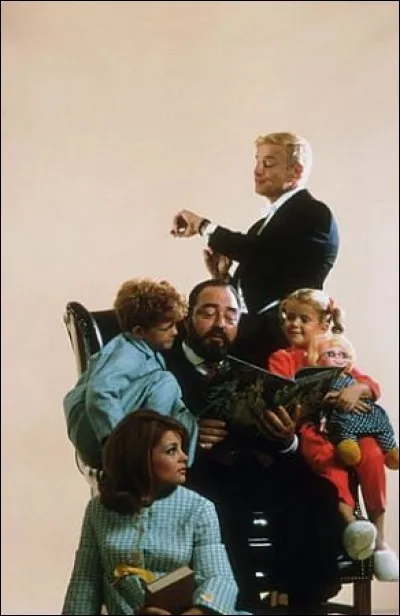 Ce cher oncle, aidé de son majordome, Monsieur Félix, doit recueillir (et s'occuper de) son neveu Jacky, de ses nièces Fanfan et Cécile, sans compter une poupée de chiffon, Mademoiselle Pétronille. Qui est ce cher oncle ?